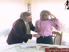 Schlanke Ebony wird beim deutschen BDSM mit einem Rohrstock geschlagen