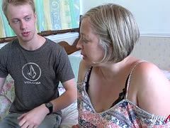 Blonde Granny mit Teenjungen am Schnackseln