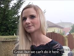 Blondchen wird auf der Auto-Rückbank genagelt