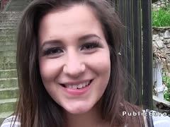 Im PKW vögelt die dunkelhaarige Privatfotze