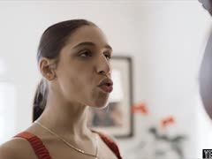 Der Afrikaner besamt ihren Bauch