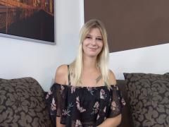 Blonde Bitch aus Deutschland beim Blowjob